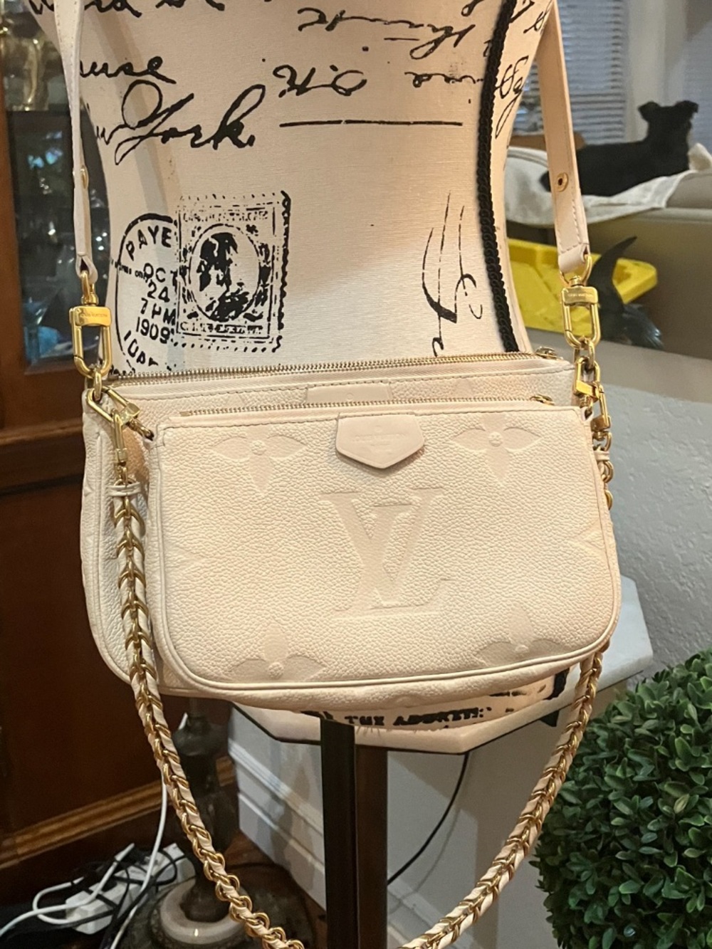 LOUIS VUITTON CREME MUTI POCHETTE